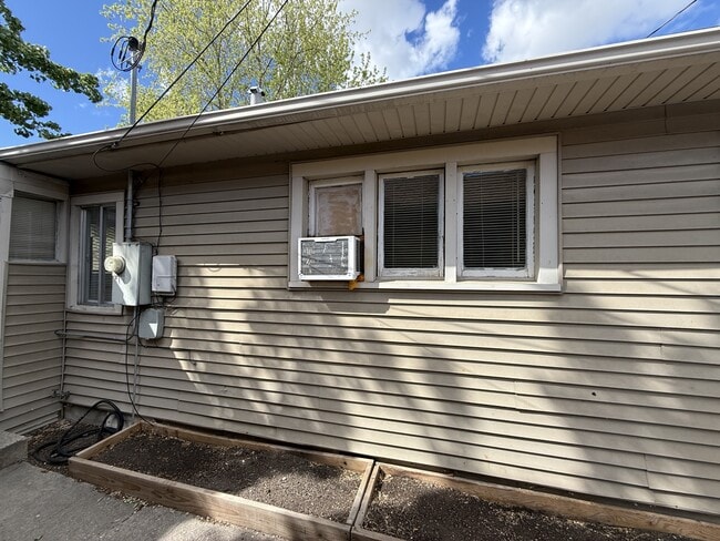 Building Photo - 964 James Ct