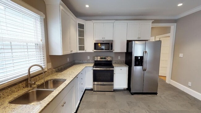 Building Photo - 5BR/3BA Fort Sanders Home | Steps from Cam...