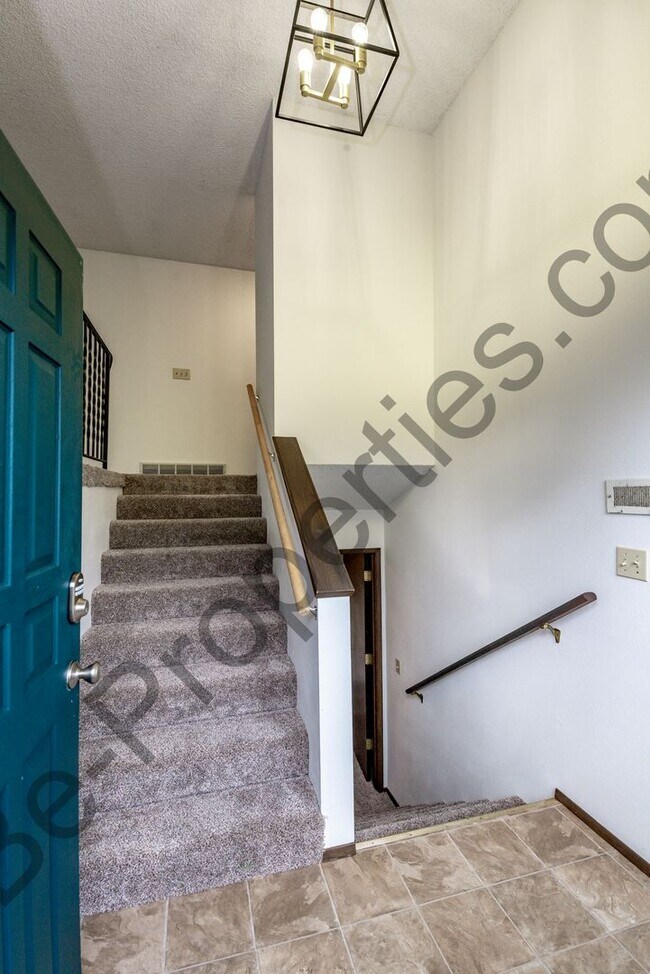 Building Photo - 4 bedroom 2.5 bathroom Home