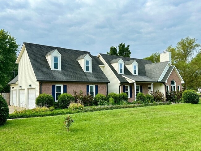 Building Photo - Stunning Single-Family Home with Plenty of...