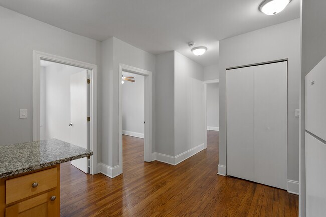 Building Photo - 1611 W Juneway Terrace