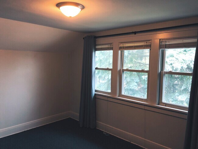Building Photo - 1026 E Auer Ave