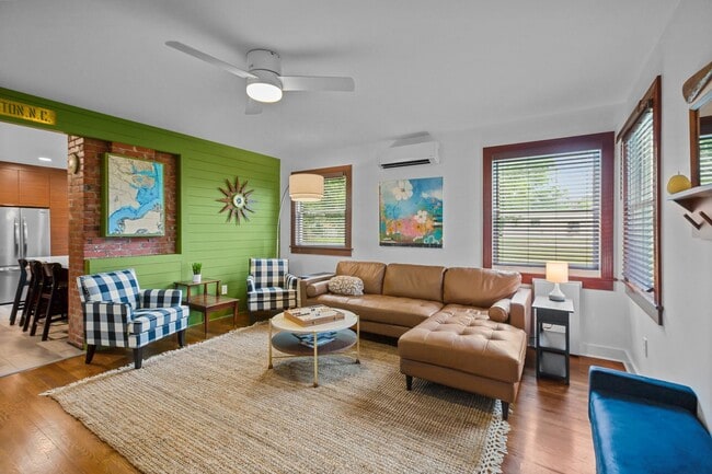 Building Photo - Modern Furnished Cottage Located Downtown!