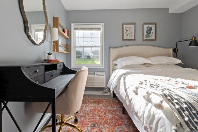Building Photo - Plug and Play Luxury Condo Next to the Metro: Parking & Utilities Included