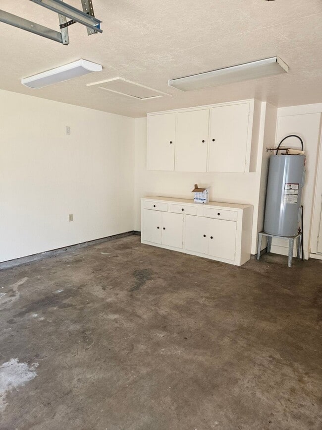 Building Photo - 1585 Auburn Dr