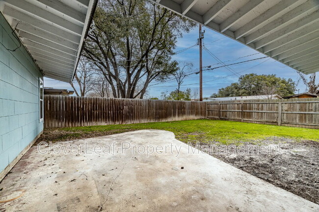 Building Photo - 1002 Sumner Dr