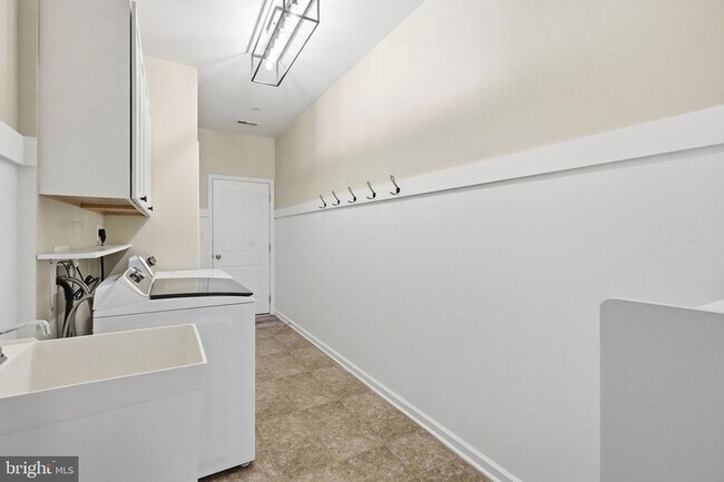Building Photo - 1190 Webb Dr