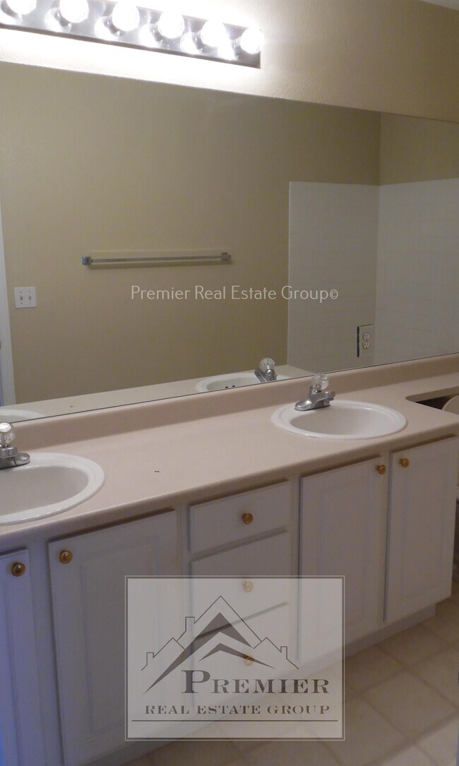 Building Photo - 5831 Instone Cir