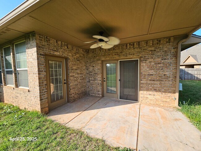 Building Photo - (3) Bed/(2) Bath In Tuscany Court Avail NOW!