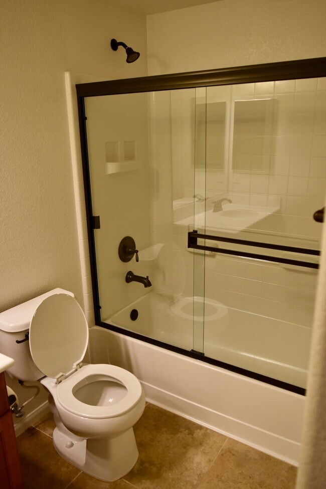 Building Photo - $3,800- 3 Bed 2 Bath Condo at Clover Commu...