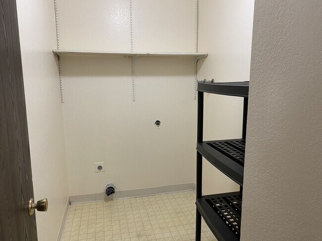 Building Photo - Super Cute 2 Bed 2 Bath in Murray