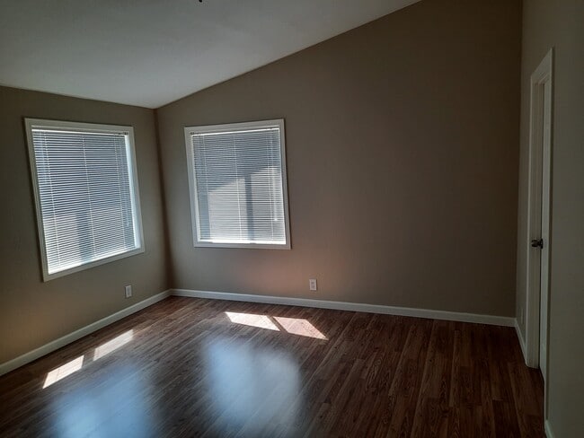 Building Photo - 3200 Oak Terrace Dr