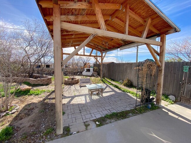 Building Photo - West El Paso 4 bed refrig A/C Home