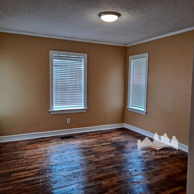 Building Photo - 2949 Yale Ave