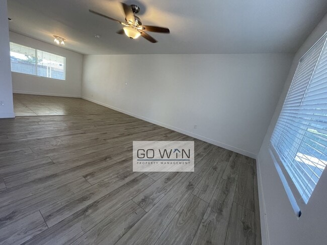 Building Photo - 4 Bed/ 2 Bath - House With Backyard!