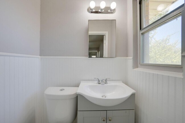 Building Photo - 2442 Oates Dr