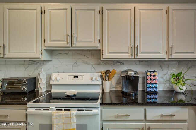 Building Photo - 2716 Oak St