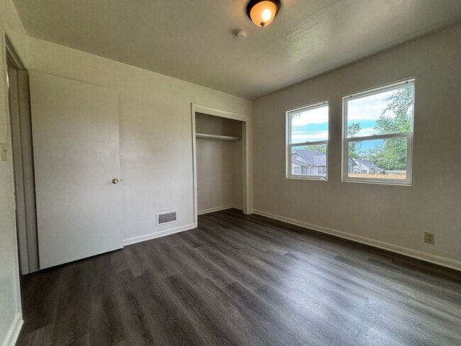 Building Photo - 3 Bedroom House Available Now!!