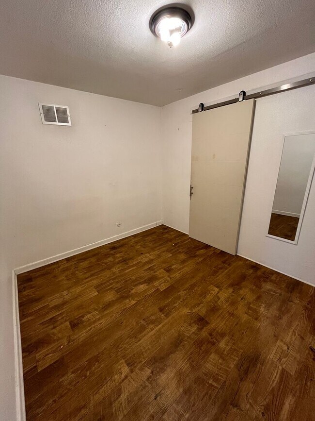 Building Photo - 3 Bedroom 1 Bathroom Ranch in East Denver!