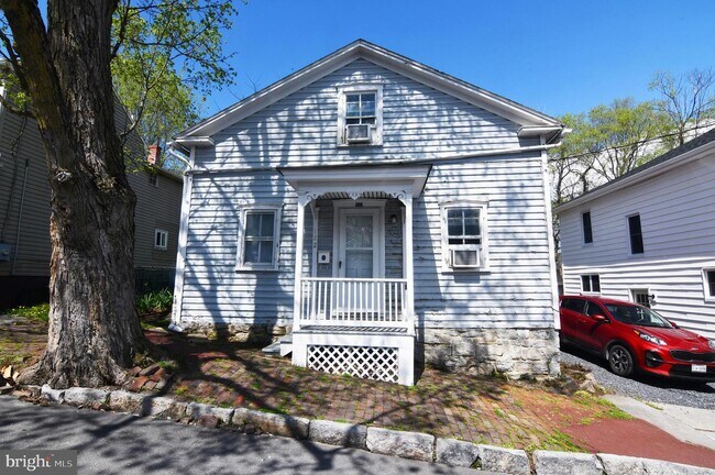 Building Photo - 122 E Monmouth St