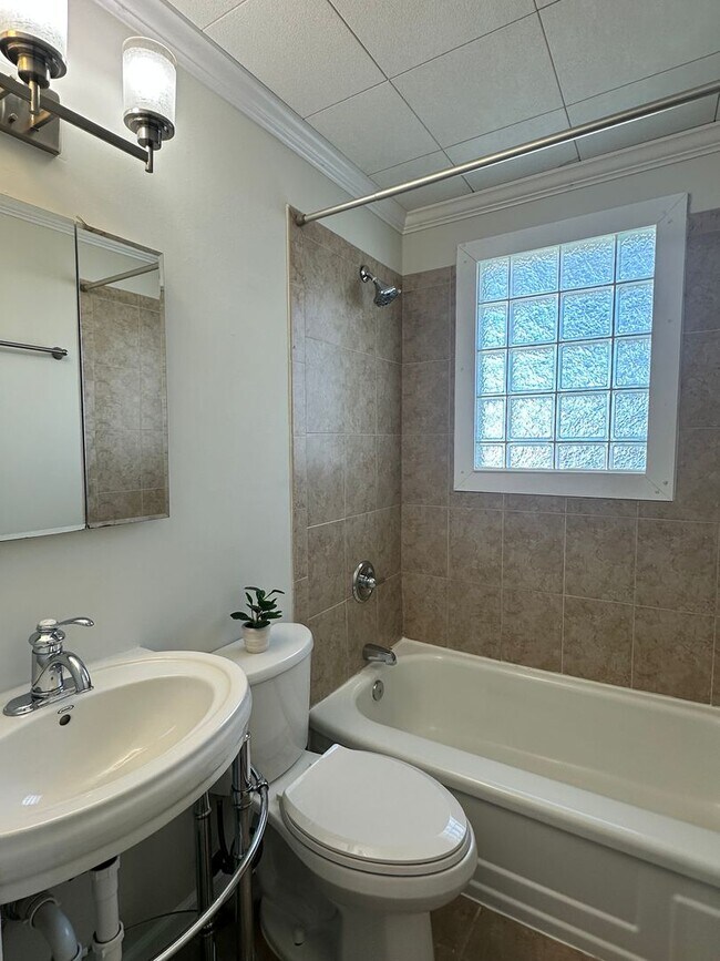 Building Photo - Two Bedroom Cottage - Five Points East, Raleigh, NC - Inside the Beltline!