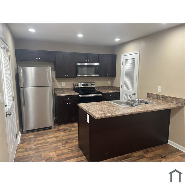 Building Photo - Renovated Townhome in Gated Community