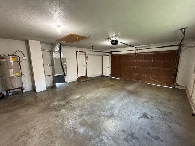 Building Photo - 610 Liberty St SE