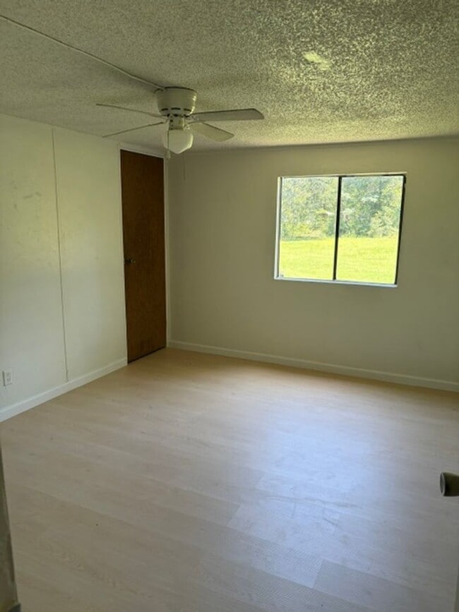 Building Photo - 3 Bedroom Home Available Now!