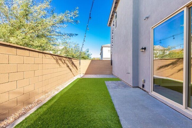 Building Photo - Rare end lot!