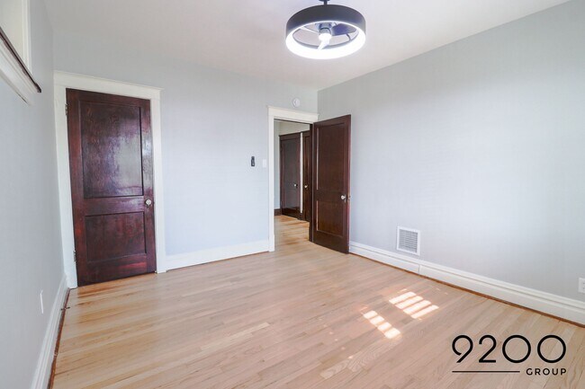 Building Photo - Newly Renovated 2Bed/1Bath in Charming Sou...