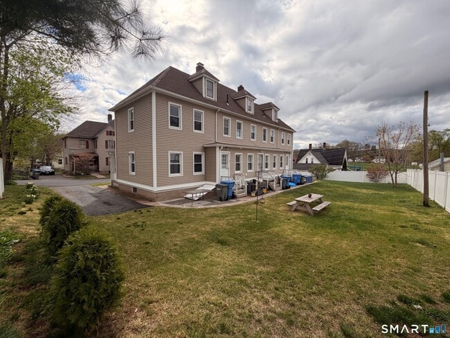 Building Photo - 10 Short St