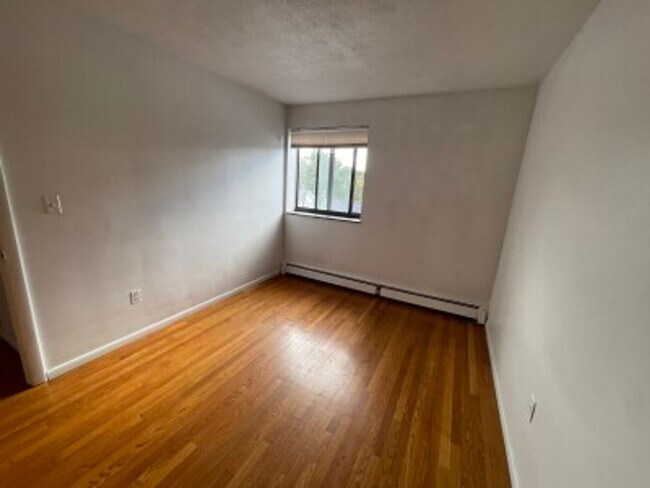 Building Photo - Available Now, Dec or Jan 1st - Spacious Allston 2 bedroom on Allston St. Heat and Parking Includ...