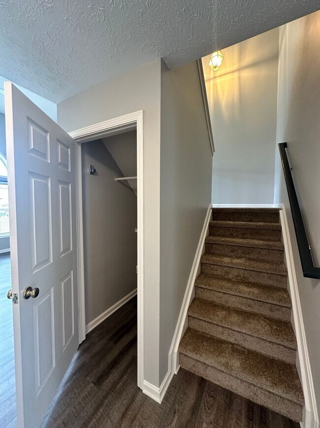 Building Photo - 9215 Eminence Ct