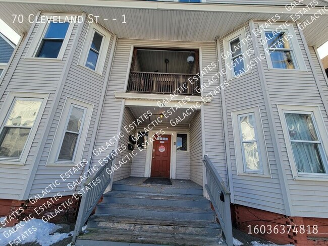 Building Photo - 1st floor spacious 3 bedroom 1 bath with b...