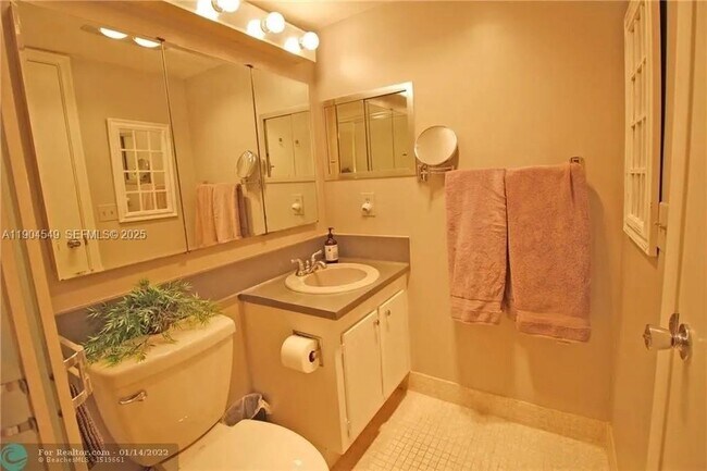 Building Photo - 4008 Berkshire A