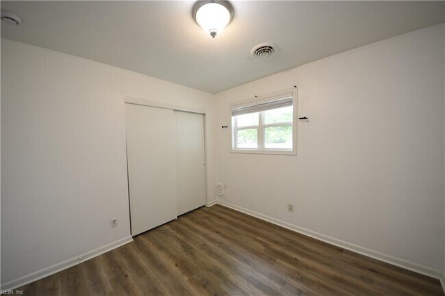 Building Photo - 823 Brentwood Dr
