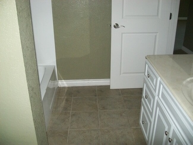 Building Photo - Large 2 Bed 2 Bath In Chula Vista