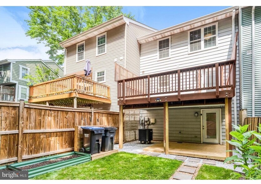 Building Photo - 15242 Streamside Ct