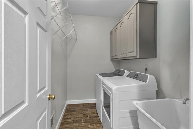 Building Photo - 1085 Castle Pointe Ln
