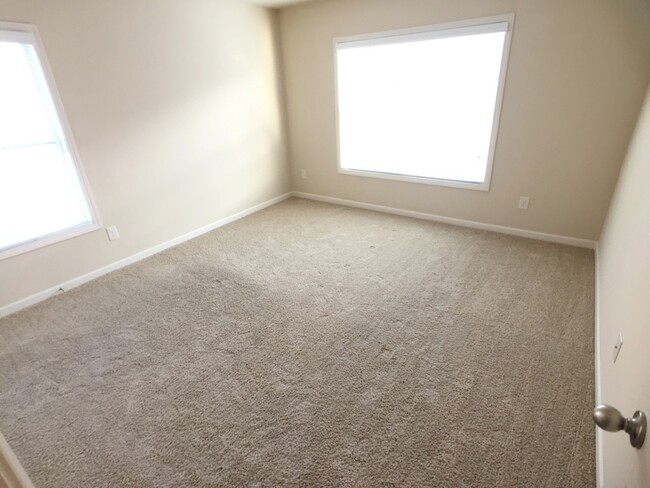 Building Photo - Modern 3BR Townhome - Swim/Tennis and More!