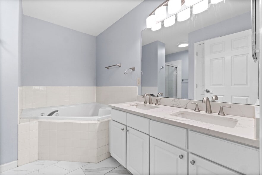 Building Photo - 40 Four Oaks Rd