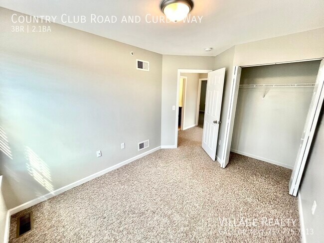 Building Photo - 703 Country Club Rd