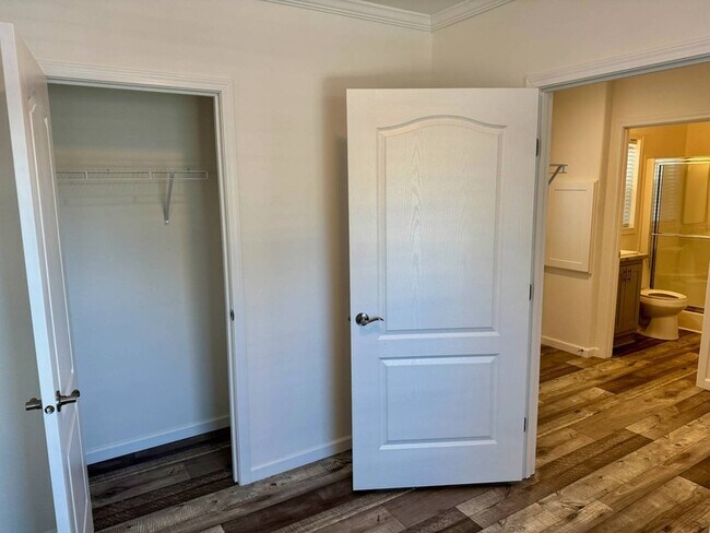 Building Photo - 843 E Colonial Cir