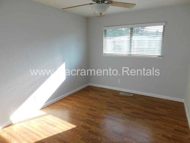 Building Photo - Wonderful Sierra Oaks 3bd/2ba Duplex with 2 Car Garage