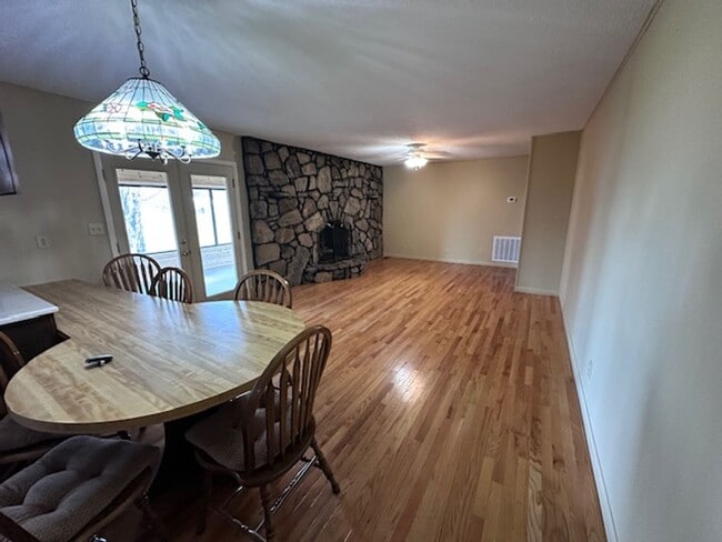 Building Photo - Maryville 37803 - 5 bedroom, 3 bath home - Contact Karen Robertson (865) 454-7626