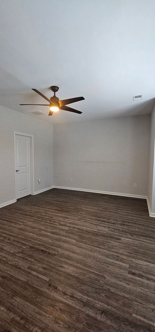 Building Photo - Live where charm meets convenience-Glenmoo...