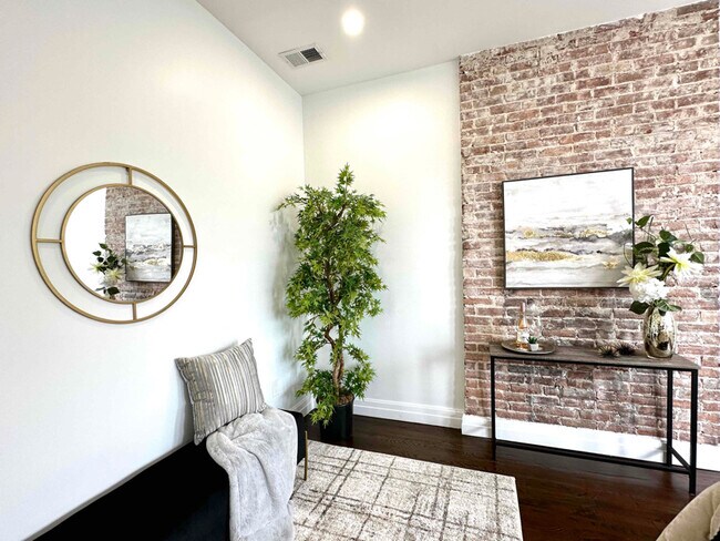 Building Photo - 2 Webster Ave