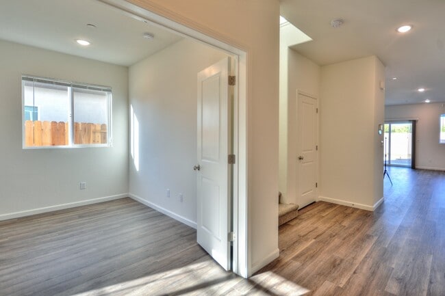 Building Photo - Newer home with solar AVAILABLE NOW!