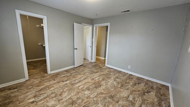 Building Photo - 2115 Glenwood Ln