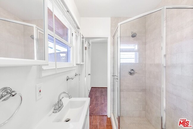 Building Photo - 608 7th Ave